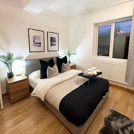 Retreat To A Stylish Ensuite In ロンドン エクステリア 写真