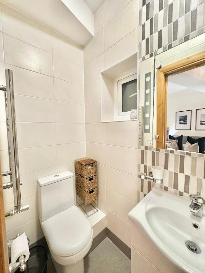 Retreat To A Stylish Ensuite In ロンドン エクステリア 写真