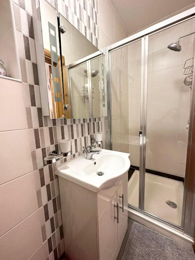 Retreat To A Stylish Ensuite In ロンドン エクステリア 写真