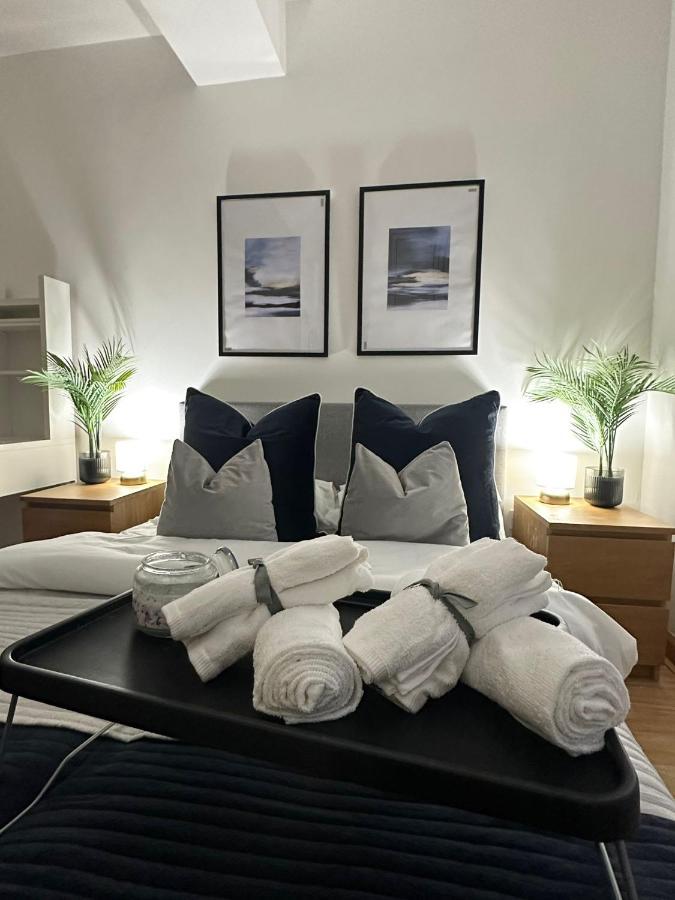 Retreat To A Stylish Ensuite In ロンドン エクステリア 写真