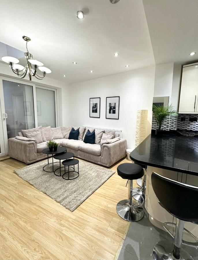 Retreat To A Stylish Ensuite In ロンドン エクステリア 写真